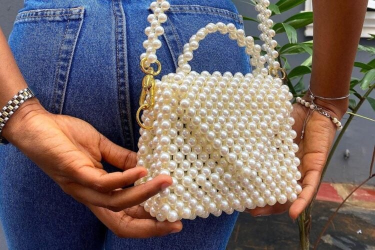 Bolsa de miçanga está em alta! Veja 16 inspirações de looks com as famosas beaded bags