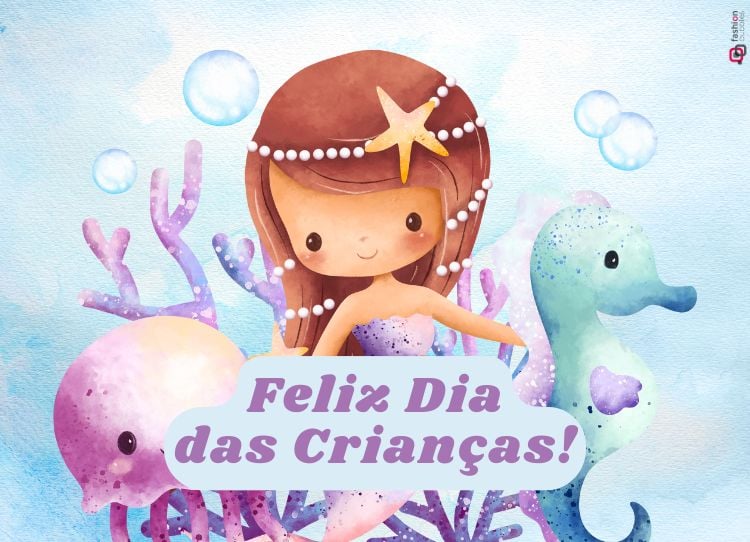 O cartão apresenta uma sereia sorridente de cabelos castanhos com uma estrela-do-mar na cabeça. Ela está rodeada por bolhas e corais coloridos. À esquerda, um polvo rosa aparece parcialmente, e à direita, um cavalo-marinho azul com manchas roxas. No centro, em uma faixa lilás, está escrito "Feliz Dia das Crianças!" em letras grandes e roxas. O fundo é azul claro, criando uma atmosfera mágica e subaquática.