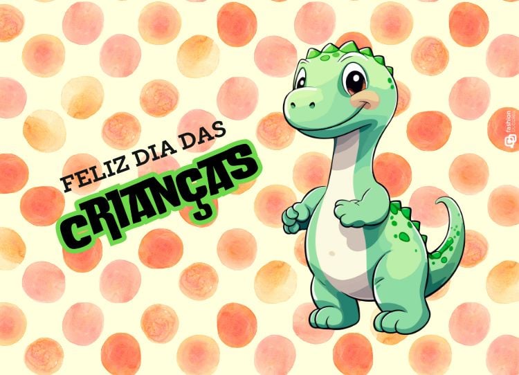 O cartão possui um fundo bege com bolinhas laranja. À esquerda, a frase "Feliz Dia das Crianças" está em letras maiúsculas pretas e verdes, com destaque para "Crianças". À direita, um dinossauro verde sorridente, com bochechas rosadas e olhos grandes, ocupa o centro. Ele é fofo e amigável, com pequenos espinhos nas costas. O design é divertido e alegre, perfeito para celebrar o Dia das Crianças.