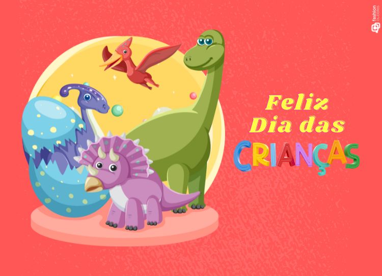 O cartão apresenta um fundo vermelho vibrante com um círculo amarelo ao centro. Dentro dele, há quatro dinossauros amigáveis e coloridos. Um tricerátopo roxo, um dinossauro verde sorridente, um parasaurolofo azul saindo de um ovo azul e um pterodáctilo vermelho voando. Bolhas coloridas flutuam ao redor. À direita, a frase "Feliz Dia das Crianças" está escrita em cores alegres, destacando a palavra "CRIANÇAS".