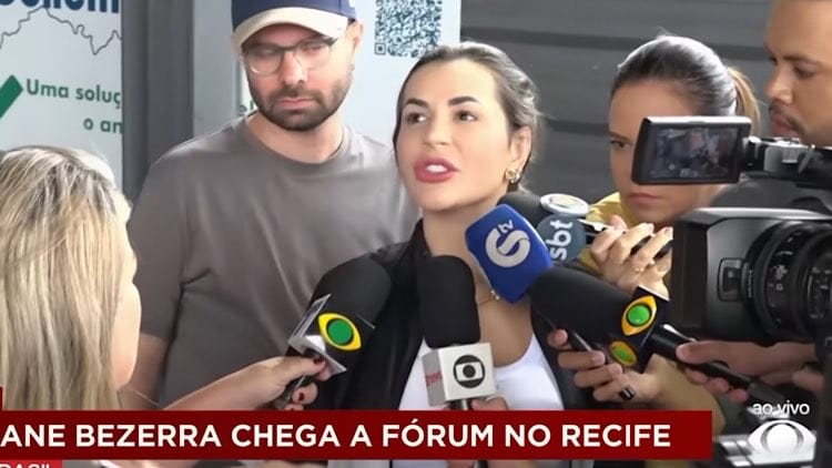 Deolane Bezerra fala com seguidores após deixar a prisão.