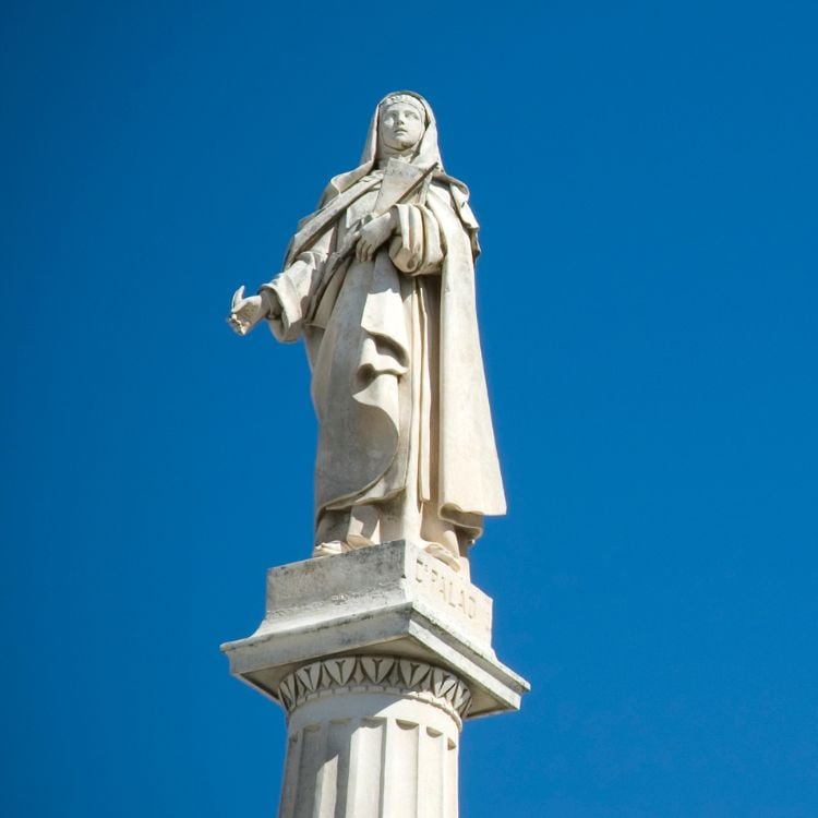 Estátua de Santa Teresa d'Ávila, segurando livro e pena 