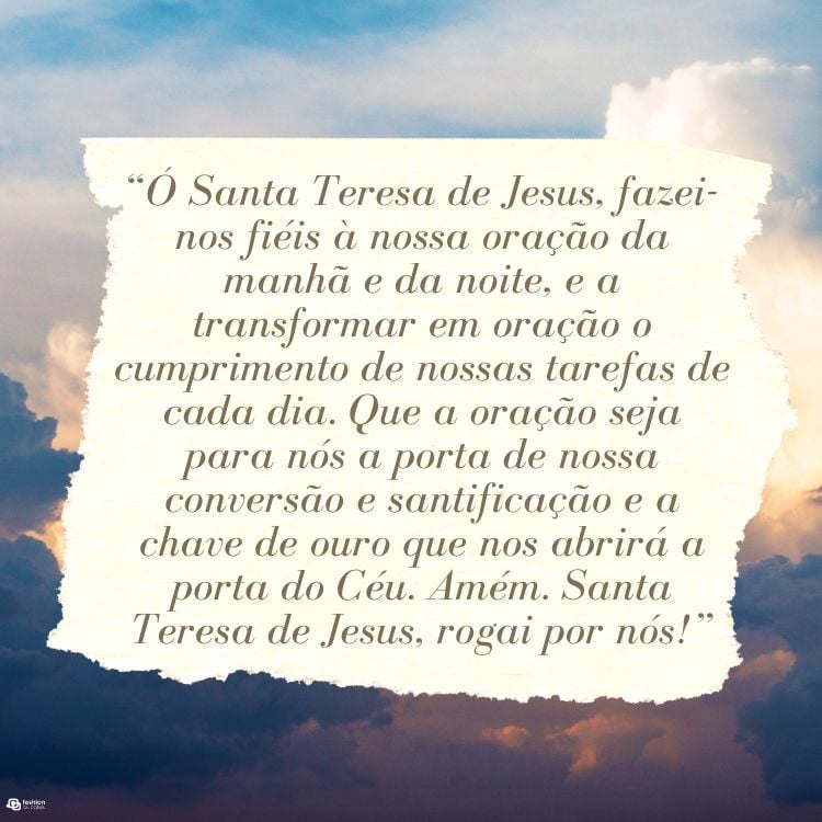 Cartão virtual com fundo de céu e desenho de papel rasgado com oração: “Ó Santa Teresa de Jesus, fazei-nos fiéis à nossa oração da manhã e da noite, e a transformar em oração o cumprimento de nossas tarefas de cada dia. Que a oração seja para nós a porta de nossa conversão e santificação e a chave de ouro que nos abrirá a porta do Céu. Amém. Santa Teresa de Jesus, rogai por nós!”