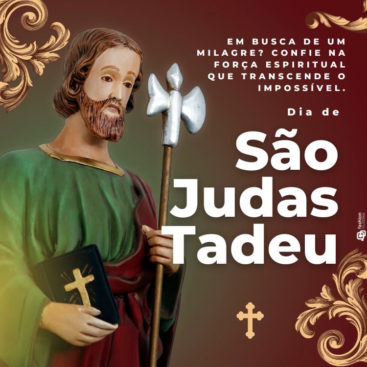 A imagem mostra uma estátua de São Judas Tadeu segurando um bastão com um machado na ponta e um livro com uma cruz. Ele está vestido com uma túnica verde e um manto vermelho. No fundo, há um texto que diz: "Em busca de um milagre? Confie na força espiritual que transcende o impossível. Dia de São Judas Tadeu." O design inclui detalhes decorativos dourados.