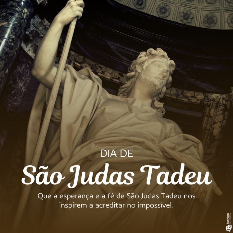 A imagem apresenta uma estátua de São Judas Tadeu em um ambiente com detalhes arquitetônicos elaborados. A estátua segura um bastão e está vestida com uma túnica. Na parte inferior da imagem, há um texto que diz: "DIA DE São Judas Tadeu. Que a esperança e a fé de São Judas Tadeu nos inspirem a acreditar no impossível."