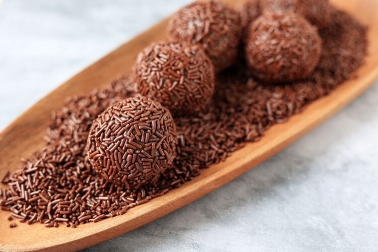 10 de setembro é Dia do Brigadeiro! Veja 13 frases para adoçar seu feed