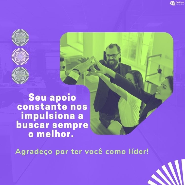 Cartão virtual de fundo roxo com foto de chefe com equipe com filtro verde e frase "Seu apoio constante nos impulsiona a buscar sempre o melhor. Agradeço por ter você como líder!"