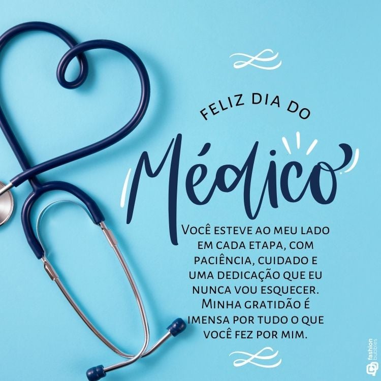 A imagem comemora o Dia do Médico com a frase "Feliz Dia do Médico" em destaque no centro, com a palavra "Médico" escrita em uma fonte cursiva. Abaixo, há uma mensagem de agradecimento: "Você esteve ao meu lado em cada etapa, com paciência, cuidado e uma dedicação que eu nunca vou esquecer. Minha gratidão é imensa por tudo o que você fez por mim." À esquerda, um estetoscópio azul forma um coração, simbolizando o cuidado e a dedicação dos médicos. O fundo é azul claro, transmitindo serenidade, e no canto inferior direito está o logotipo "Fashion Bubbles".