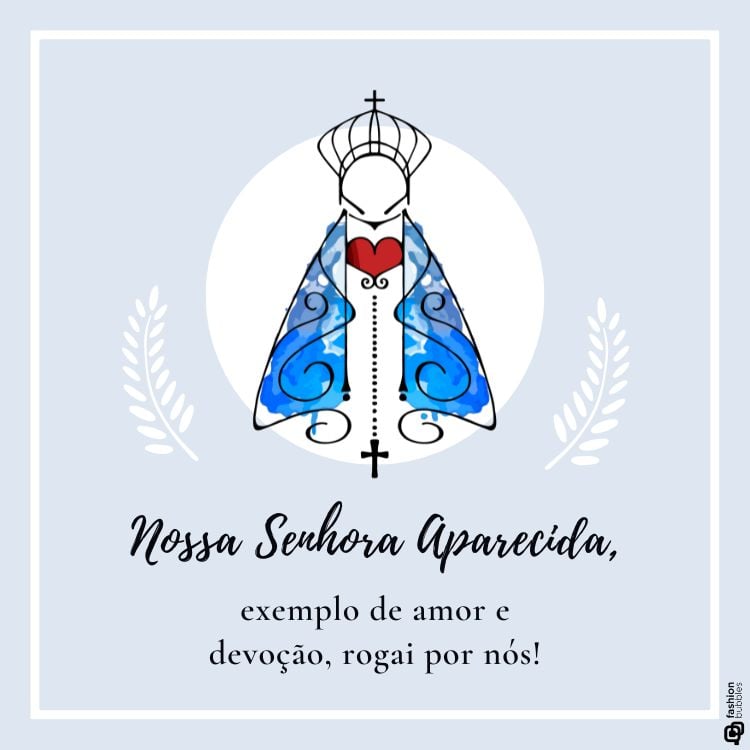 A imagem mostra uma representação estilizada de Nossa Senhora Aparecida, com um manto azul decorado e um coração vermelho no centro. Ela usa uma coroa simples e segura um rosário. Ao redor, há ramos brancos. Abaixo, está escrito: "Nossa Senhora Aparecida, exemplo de amor e devoção, rogai por nós!" O fundo é azul claro.