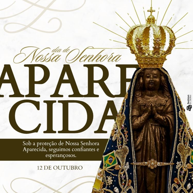 A imagem homenageia Nossa Senhora Aparecida, com destaque para a estátua da santa, vestida com um manto azul adornado com detalhes dourados e uma coroa. Ao lado, o texto diz: "Sob a proteção de Nossa Senhora Aparecida, seguimos confiantes e esperançosos. 12 de outubro." O fundo é claro, destacando a serenidade da cena.