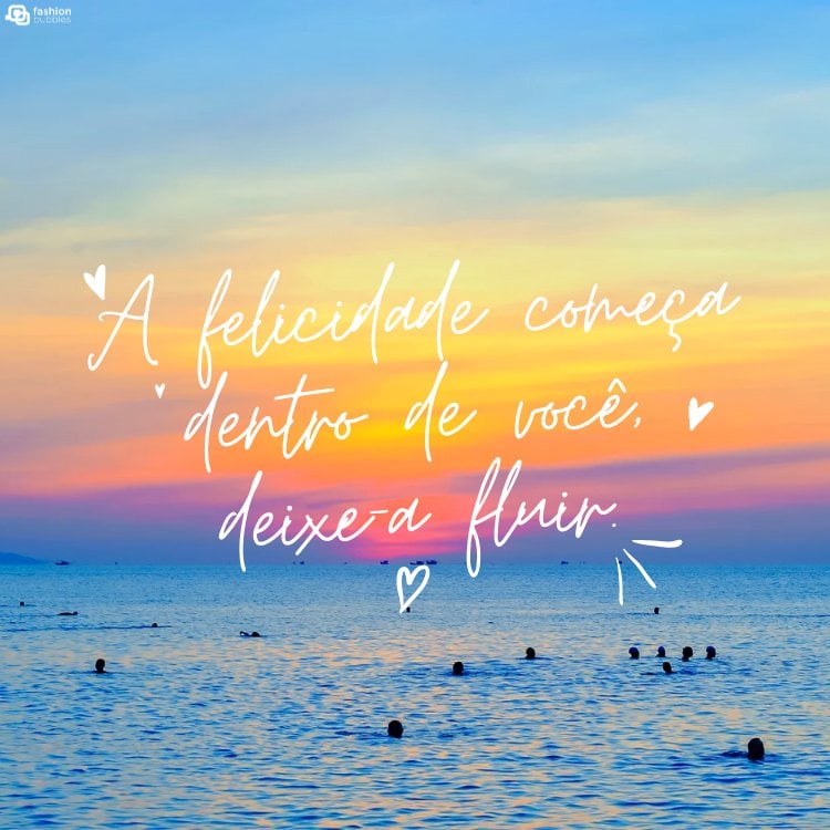 Foto de praia com céu azul e laranja, além de frase "A felicidade começa dentro de você, deixe-a fluir."