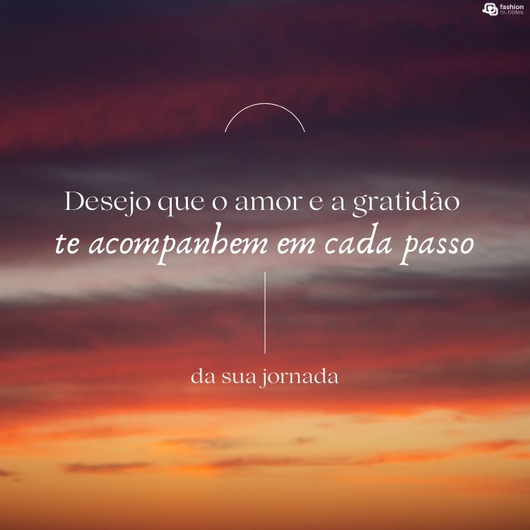 Foto de céu com nuances de roxo, rosa e laranja, com frase "Desejo que o amor e a gratidão te acompanhem em cada passo da sua jornada."