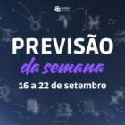 Céu estrelado com constelações e símbolos dos signos. Ao centro lê-se previsão da semana de 16 a 22 de setembro, horóscopo semanal