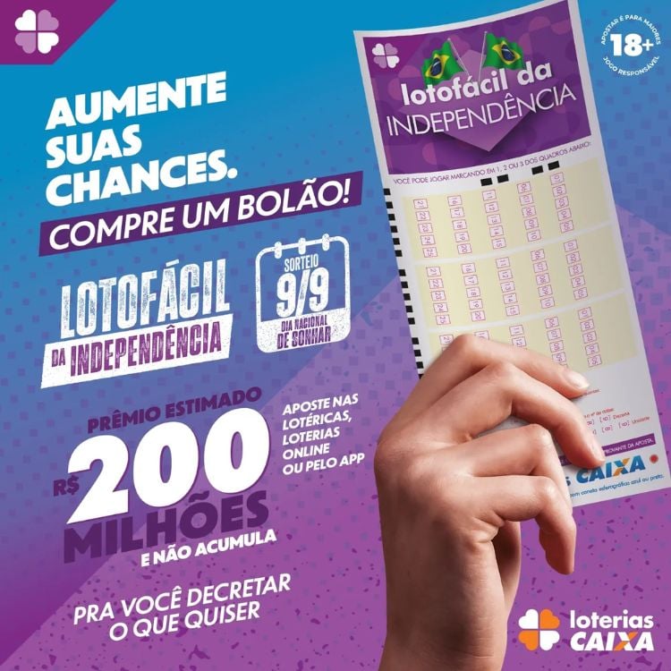 Montagem de fundo azul e roxo com pessoa de pele morena segurando bilhete da Lotofácil da Independência, com informações sugerindo fazer bolão, valor do prêmio e data do sorteio 