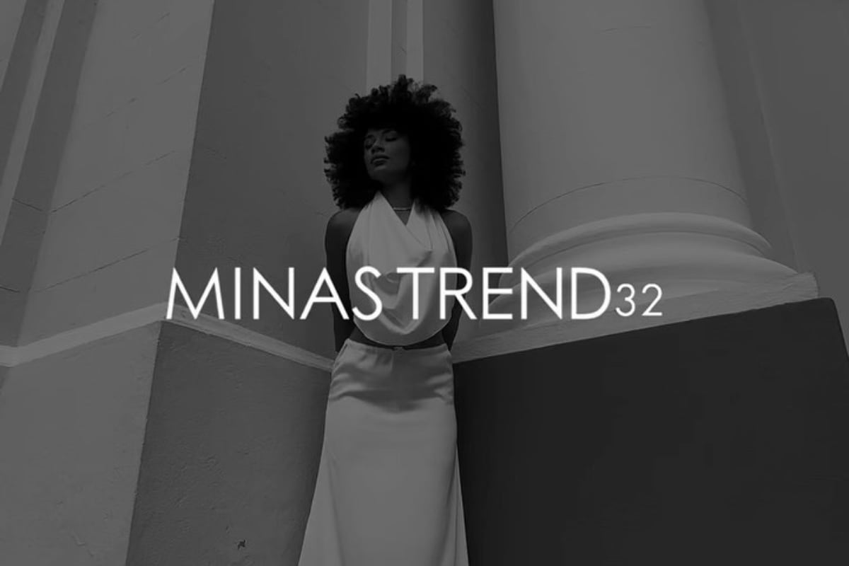 Foto em preto e branco de mulher de pele negra usando vestido e "minas trend 32" ao centro