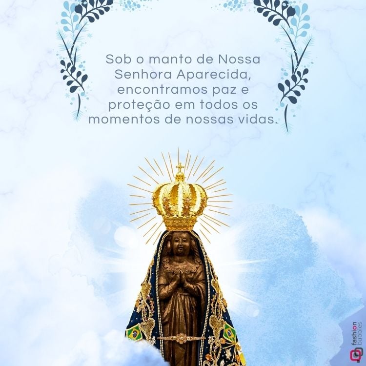 A imagem mostra a estátua de Nossa Senhora Aparecida, com uma coroa dourada e um manto azul escuro decorado com detalhes dourados e bandeiras do Brasil. Ao fundo, um céu azul claro com nuvens suaves. Acima da estátua, há um texto que fala sobre encontrar paz e proteção sob o manto de Nossa Senhora Aparecida.