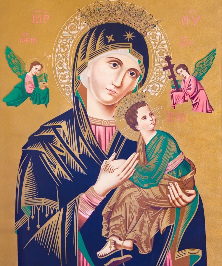 A imagem é um ícone religioso de Nossa Senhora do Perpétuo Socorro. Ela segura o Menino Jesus, que olha para cima, vestido em tons de verde e marrom. Ambos têm halos dourados. Ao fundo, dois anjos em verde e rosa seguram instrumentos da Paixão. O fundo é dourado, com detalhes ornamentais e letras gregas.