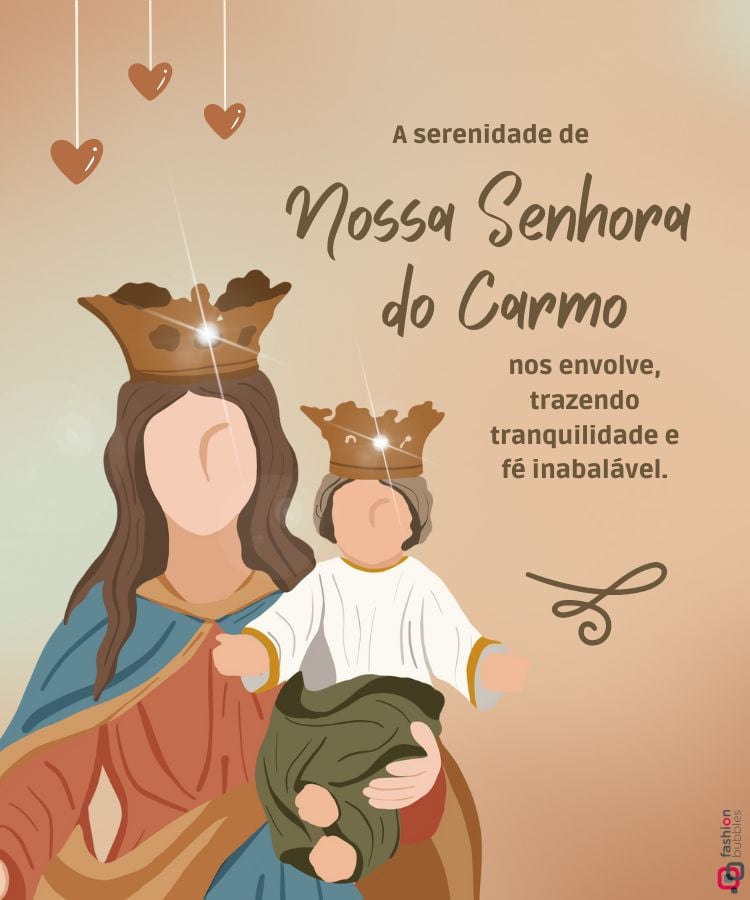 A imagem ilustra Nossa Senhora do Carmo segurando o Menino Jesus. Ambos usam coroas douradas. Nossa Senhora está vestida com um manto azul e marrom, enquanto Jesus veste branco. No fundo, há corações pendurados e a frase: "A serenidade de Nossa Senhora do Carmo nos envolve, trazendo tranquilidade e fé inabalável." O fundo é em tons suaves.