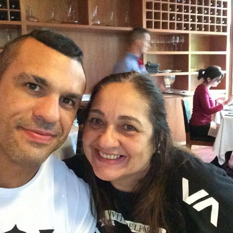 Selfie de Vitor Belfort usando camiseta branca ao lado da mãe, Jovita, usando camiseta preta 