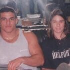 Foto antiga de Vitor Belfort usando regata cinza sentado ao lado da irmã, Priscila, que usa blusa preta