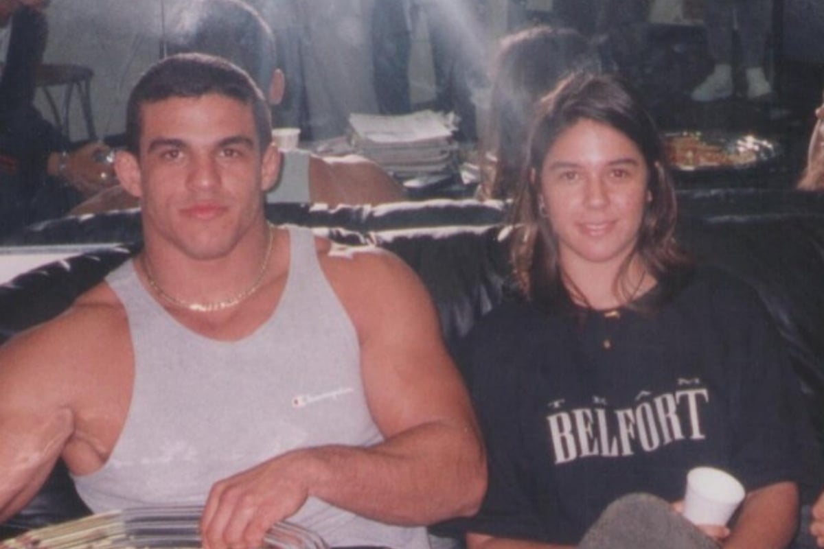 Foto antiga de Vitor Belfort usando regata cinza sentado ao lado da irmã, Priscila, que usa blusa preta