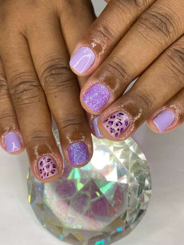 opção de unhas curtas decoradas