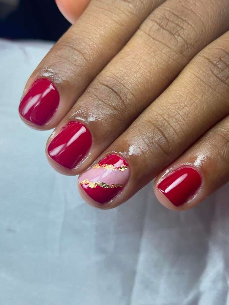 opção de unhas curtas decoradas