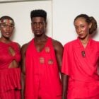 Foto de três modelos usando looks da Santa Resistência nos bastidores do SPFW N58