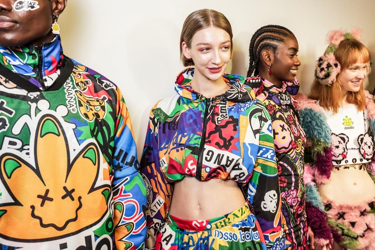 Foto de modelos posando com roupas coloridas no backstage do desfile de SPFW Dario Mittmann