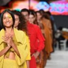 Foto do desfile da Sou de Algodão no SPFW de 2022, com modelo usando conjunto amarelo na frente da fila