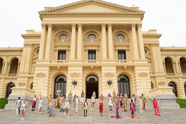 Foto de modelos posando em frente ao Museu do Ipiranga após o desfile de Gustavo Silvestre e Ponto Firme no SPFW N58