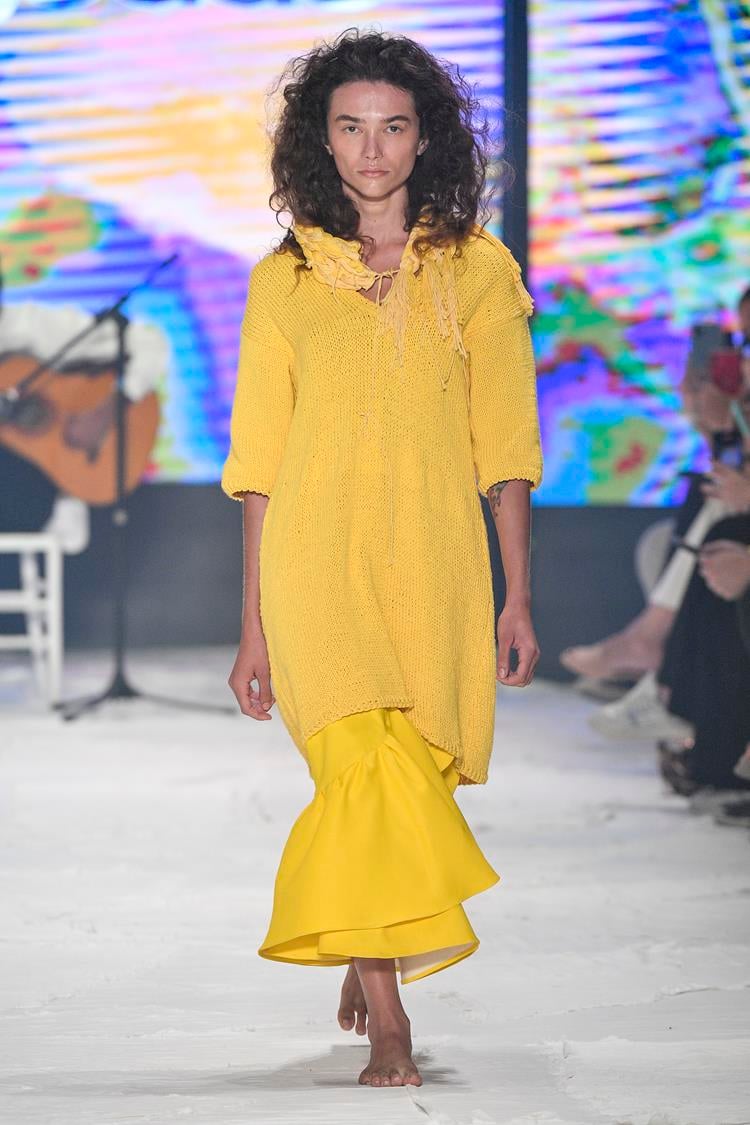 Modelo no desfile da Sou de Algodão no SPFW de 2022