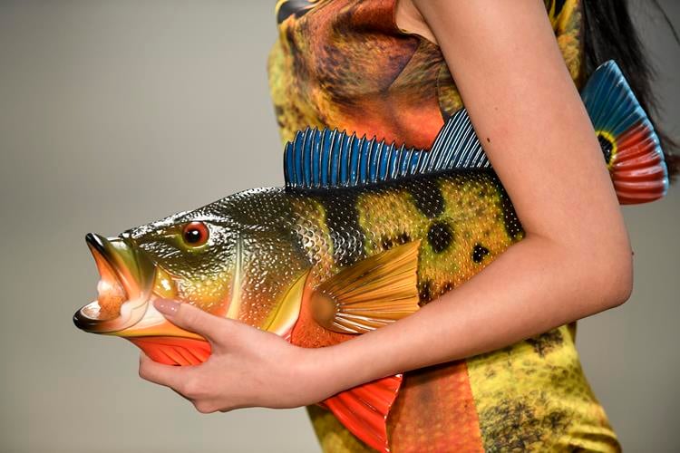 Bolsa em formato de peixe realista