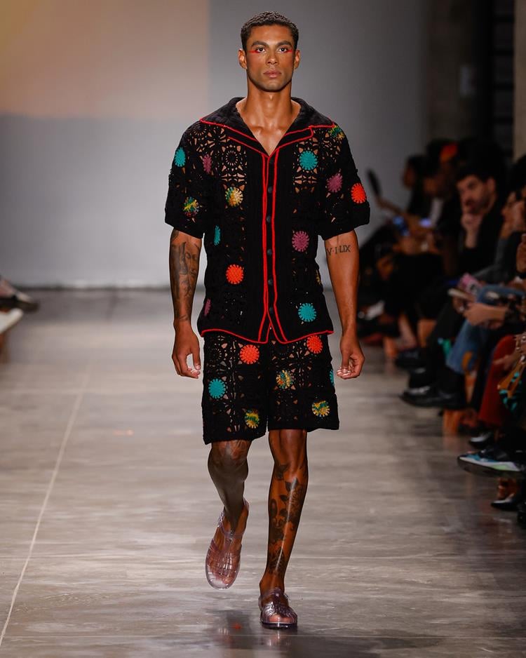 Modelo usando look da Santa Resistência no SPFW N58