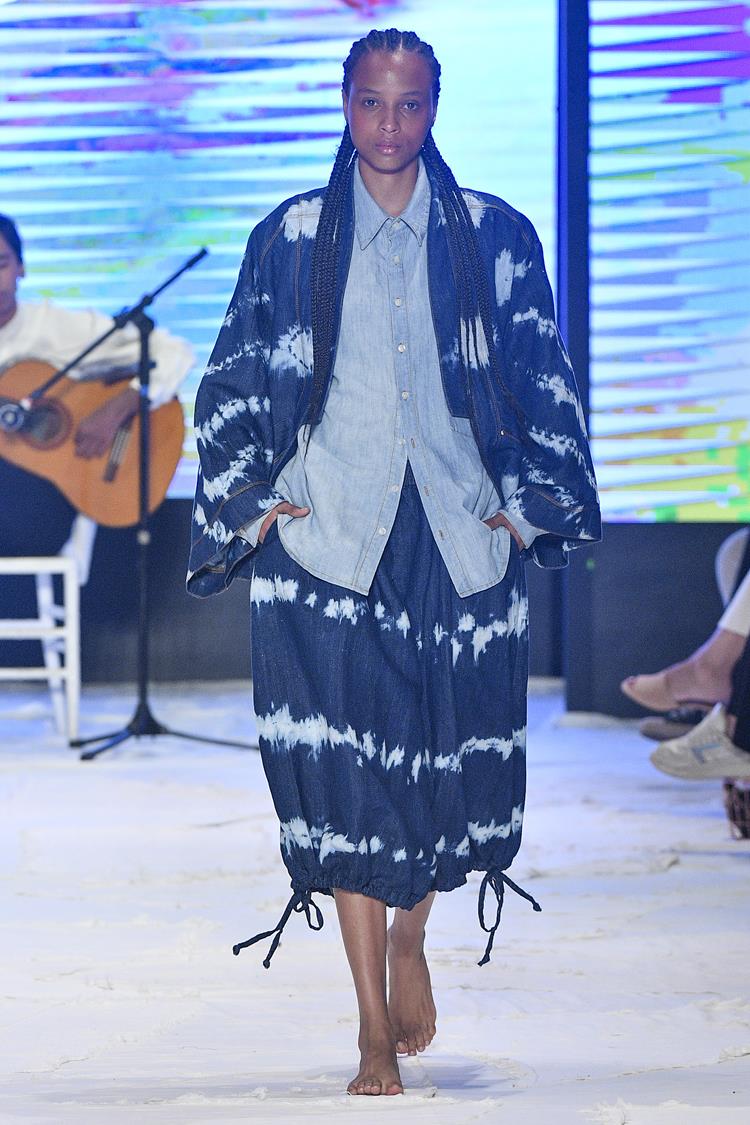 Modelo no desfile da Sou de Algodão no SPFW de 2022