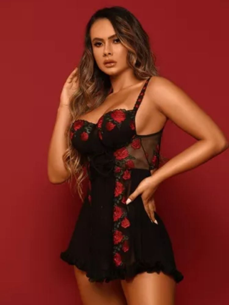 Camisola preta com bordado de rosas vermelhas