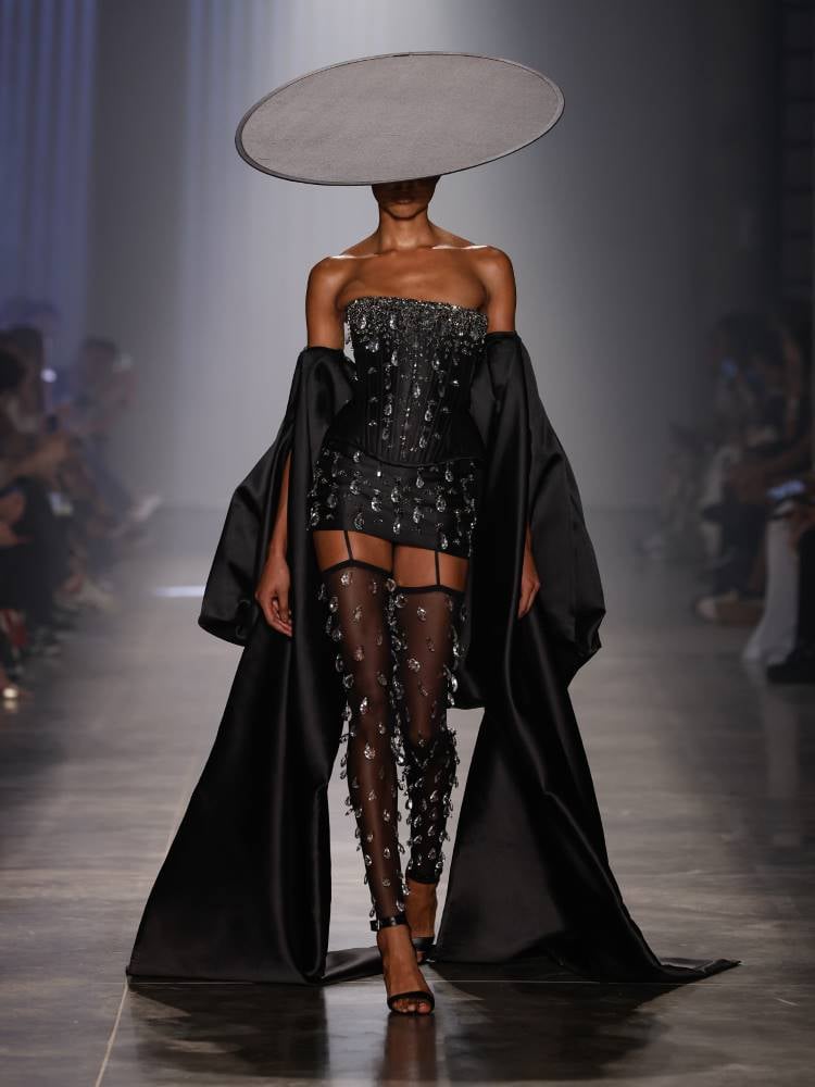 Modelo da Artemisi desfilando em passarela no São Paulo Fashion Week N58