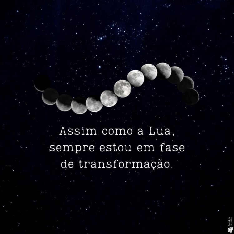 A imagem apresenta várias fases da lua em sequência, formando uma curva em um céu estrelado. Abaixo, está a frase: "Assim como a lua, sempre estou em fase de transformação." As fases da lua simbolizam mudanças e ciclos, enquanto o fundo escuro do céu destaca a mensagem de transformação contínua.