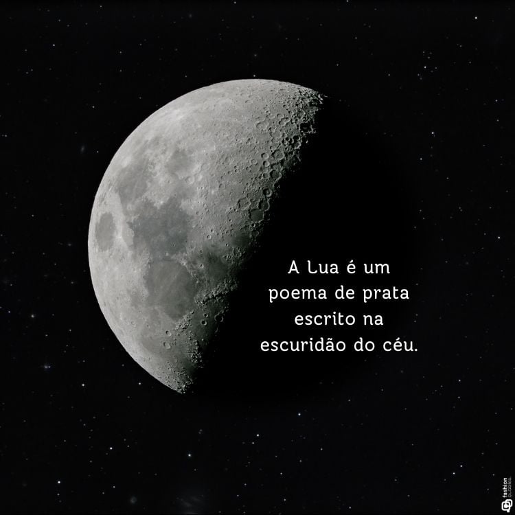 A imagem apresenta uma lua crescente em um céu negro pontilhado de estrelas. Ao lado, está a frase: "A lua é um poema de prata escrito na escuridão do céu." Essa cena evoca sentimentos de mistério e beleza, perfeita para inspirar frases sobre a lua e sua presença poética no firmamento noturno.