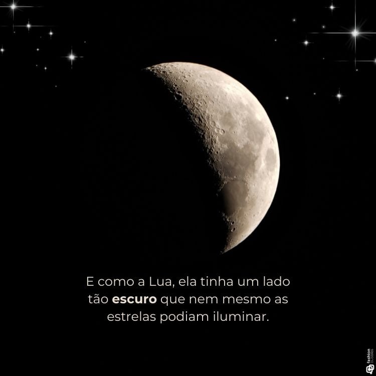 A imagem mostra uma lua crescente iluminada pela metade, em um céu negro salpicado de estrelas brilhantes. Abaixo, lê-se a frase: "E como a lua, ela tinha um lado tão escuro que nem mesmo as estrelas podiam iluminar." A cena evoca mistério e introspecção, destacando o contraste entre luz e escuridão.