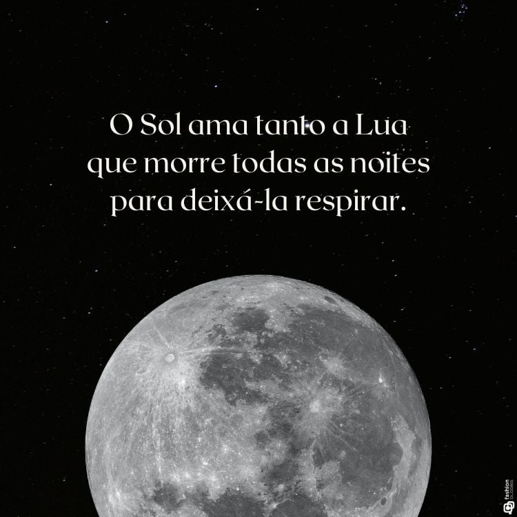 A imagem mostra uma lua cheia prateada destacada contra um céu negro pontilhado de estrelas. Acima da lua, em letras brancas, está a frase: "O sol ama tanto a lua que morre todas as noites para deixá-la respirar." A combinação evoca um sentimento poético de amor sacrificial e beleza celestial.