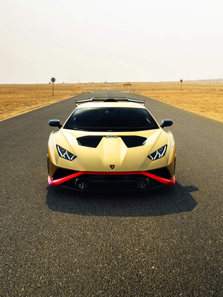 Lamborghini Huracan STO dourada em estrada 