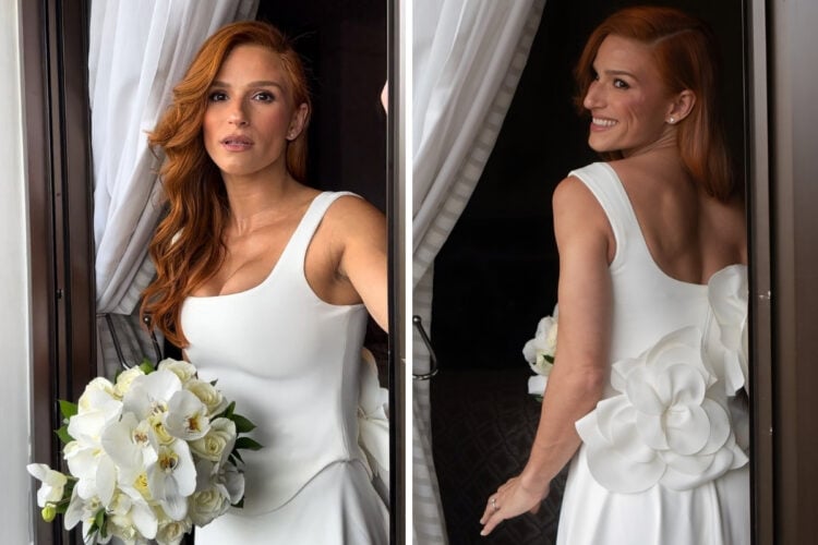 A imagem mostra uma mulher com cabelos ruivos e longos, usando um vestido branco elegante. Ela está segurando um buquê de flores brancas, possivelmente orquídeas e rosas. A foto é dividida em duas partes: na primeira, ela está de frente, olhando diretamente para a câmera com uma expressão serena e confiante; na segunda, ela está de costas, virando-se para sorrir para a câmera, destacando um detalhe floral na parte de trás do vestido. Ao fundo, há cortinas brancas, sugerindo um ambiente interno sofisticado. A iluminação é suave, realçando a beleza e a elegância da mulher.