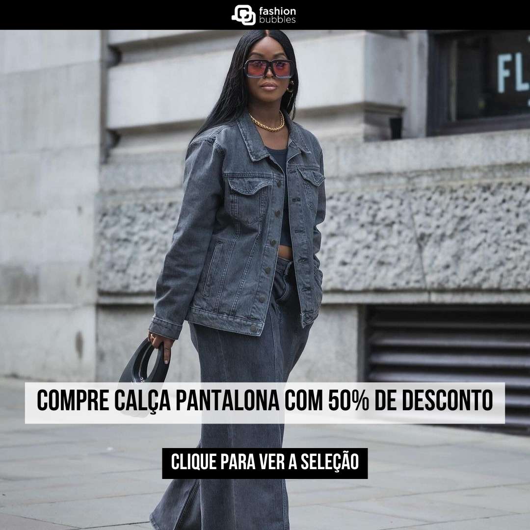 Mulher negra usando conjunto de jaqueta e calça pantalona jeans escuras