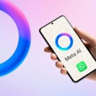 A imagem mostra uma mão segurando um smartphone. Na tela, há um círculo colorido em tons de azul e rosa, com as palavras "Meta AI" abaixo. O ícone do WhatsApp está localizado na parte inferior. O fundo é suave, em tons de rosa e azul, complementando as cores do círculo.