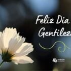 Foto de flor branca ao lado dos dizeres "Feliz Dia da Gentileza"