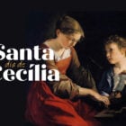 A imagem é uma montagem da pintura "Santa Cecília com um Anjo" de Orazio Gentileschi. Mostra Santa Cecília tocando um órgão, enquanto um anjo ao seu lado segura uma partitura. Ambos têm expressões serenas e concentradas. À esquerda, está escrito "Santa Cecília" em letras grandes e elegantes, com fundo preto.