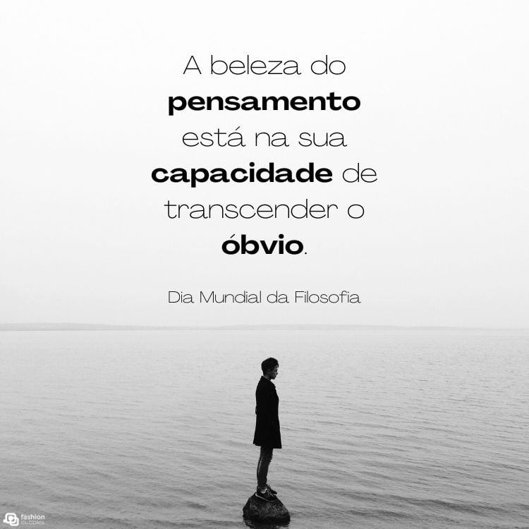 A imagem em preto e branco mostra uma pessoa de pé sobre uma pedra no meio de um corpo d'água calmo, olhando para o horizonte. O fundo é minimalista e sereno. No topo, lê-se: "A beleza do pensamento está na sua capacidade de transcender o óbvio." 