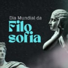 A imagem celebra o Dia Mundial da Filosofia. Em um fundo escuro, há duas esculturas clássicas: à esquerda, um busto masculino com cabelos encaracolados; à direita, uma figura feminina inclinada, com a mão na orelha, como se estivesse ouvindo. No centro, em letras grandes e azuis, está escrito "Filosofia", com "Dia Mundial da" acima em branco.