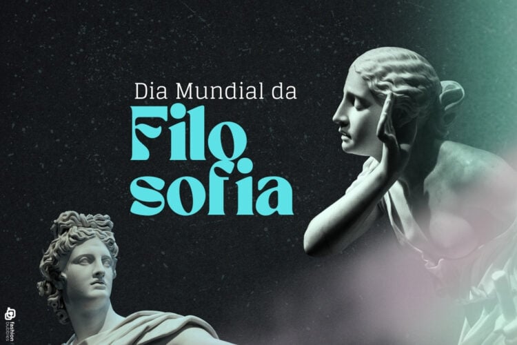 A imagem celebra o Dia Mundial da Filosofia. Em um fundo escuro, há duas esculturas clássicas: à esquerda, um busto masculino com cabelos encaracolados; à direita, uma figura feminina inclinada, com a mão na orelha, como se estivesse ouvindo. No centro, em letras grandes e azuis, está escrito "Filosofia", com "Dia Mundial da" acima em branco.